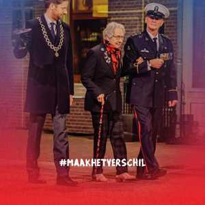 4 mei, de dag van het herdenken zit erop. Marie Scott ontstak samen met burgemeester @floorvermeulenwageningen het Bevrijdingsvuur tijdens het programma Vuur van de Vrijheid. Daarmee is de overgang van 4 op 5 mei officieel gemarkeerd! Op dit moment verspreiden 1700 lopers van de Bevrijdingsvuurestafette het Bevrijdingsvuur door heel Nederland 🕊🔥 #MaakHetVerschil