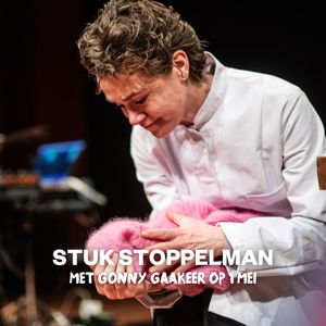 Stuk Stoppelman is een indringende herbeleving van het leven van Marie Stoppelman 🕊️ De Amsterdamse, Joodse arts zat ondergedoken in Wageningen, werd verraden en gedeporteerd naar Auschwitz. Daar wist ze als arts te overleven, maar tegen een onmenselijke prijs. Bij de bevrijding werd gezegd dat ze het niet zou halen. Juist die woorden gaven haar de levensdrift om door te leven.
Hoe draag je zo’n verleden met je mee? En hoe vind je daarna een weg terug?
🎭 Gespeeld door Gonny Gaakeer (Theater na de Dam)
🗓 Vrijdag 1 mei
📍 Junushoff, Wageningen
🎟 Tickets via de link in bio
Georganiseerd door 4MeiWerkgroep, mede mogelijk gemaakt door: @theaternadedam, @theaterjunushoff en @wageningen45