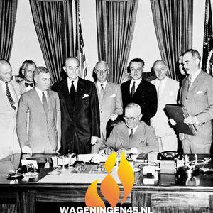 Op 4 april is het 77 jaar geleden dat de NAVO wordt opgericht. Het Noord-Atlantische Verdragsorganisatie is na de Tweede Wereldoorlog in het leven geroepen als westerse alliantie tegen de Sovjet-Unie. Na de Koude Oorlog valt het defensieve karakter van de NAVO weg en worden bestrijding van terrorisme, crisisbeheersing en algemene samenwerking bevorderd. Ondanks dat de NAVO de afgelopen jaren onder druk staat, is het hoofddoel nog steeds om vrijheid, veiligheid en stabiliteit voor haar lidstaten te waarborgen.
Vanuit Wageningen, de Stad van de Bevrijding, staan we stil bij deze gebeurtenissen uit de geschiedenis en koesteren we onze vrijheid. #MaakHetVerschil 🕊️💜