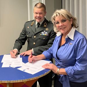 Een mooie stap richting de toekomst: Ernst Dobbenberg, Directeur Operationele Gereedheid van @Ministerie van Defensie, en Tanja Haseloop-Amsing, Voorzitter Wageningen45, ondertekenden het vernieuwde convenant waarin de samenwerking tot en met 2030 vastligt. We blijven ons gezamenlijk inzetten voor de Nationale Herdenking Capitulaties 1945, het Vrijheidsdefilé en de betekenis ervan voor de samenleving!
#VuurVerbindt #MaakhetVerschil