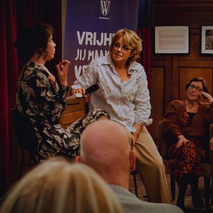 Afgelopen maandag in Hotel de Wereld, in de Capitulatiezaal, een indringend Wereldgesprek met schrijver Lotte Kok. In 2024 publiceerde zij de roman 'Wat liefde kan doen' over haar ervaringen met psychisch partnergeweld.
“We zitten nu in deze zaal en voelen hier veel over de oorlog en de ernst van de oorlog, maar er zijn veel minder verhalen over huiselijk geweld. Er is veel minder algemene bekendheid over wat huiselijk geweld is en hoe ernstig het kan zijn. Mensen beseffen vaak niet dat het een misdaad is.”
Volgende Wereldgesprek: Rob Marrevee op maandag 26 januari!
#maakhetverschil🔥🕊️ #VuurVerbindt #OrangeTheWorld