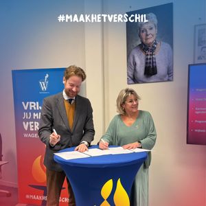 Dank aan alle partners, de Verschilmakers, die het programma van Wageningen45 mogelijk maken. 🧡 365 dagen per jaar is Wageningen45 een platform voor vrede en vrijheid, vanuit Wageningen, Stad der Bevrijding. Tijdens de jaarlijkse partnerbijeenkomst wordt teruggeblikt op 80 jaar vrijheid en vooruitgekeken naar 2026. Burgemeester @floorvermeulenwageningen ondertekent de voortzetting van de samenwerking tot en met 2030, met steun van onder andere de @provinciegelderland. Luitenant-generaal b.d. Hans van Griensven sluit af met een indrukwekkende lezing: Zonder weerbaarheid geen vrijheid.
Een succesvolle en inspirerende bijeenkomst, waarin de boodschap van Wageningen45 urgenter dan ooit bleek:
Vrijheid: jij maakt het verschil!
Ook het verschil maken? Dat kan. Wageningen45 is altijd op zoek naar inhoudelijk betrokken partners die ook financieel willen bijdragen. Neem voor meer informatie contact op met hendri.markvoort@wageningen45.nl.