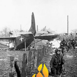 Op 24 maart 1945 is het 81 jaar geleden dat op één dag en op één plek de grootste luchtlandingsoperatie ooit plaatsvindt. Tijdens Operatie Varsity landen meer dan 16.000 parachutisten en duizenden zweefvliegtuigen nabij Wezel, ten oosten van de Rijn, achter de vijandelijke linies. Hun doel: de Duitse verdediging doorbreken en de opmars naar Noord-Duitsland en Berlijn ondersteunen. De geallieerden hebben van hun lessen uit Operatie Market Garden geleerd en droppen de landingsdivisies dit keer dichter bij hun eigen linies. De operatie verloopt zeer succesvol en de bevrijding van Europa komt steeds meer in zicht. 💪🕊️
Vanuit Wageningen, Stad van de Bevrijding, staan we stil bij deze gebeurtenissen uit de geschiedenis en koesteren we onze vrijheid. #MaakHetVerschil 🕊️💜