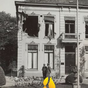 81 jaar vrijheid in Wageningen! Op 17 april 1945 wordt Wageningen bevrijd door Britse troepen van het Duke of Wellington Regiment, onderdeel van de 49th Infantry Division, bekend als de ‘Polar Bears’. Zij trekken samen met het Eerste Canadese Legerkorps onder leiding van Charles Foulkes de stad binnen. Een verlaten stad: al 8 maanden is de stad geëvacueerd, na de luchtlandingen in september 1944 werd het te gevaarlijk in de regio. Hierdoor is de stad en uiteindelijk Hotel de Wereld dé locatie voor generaal Foulkes om in rust met de Duitsers te onderhandelen over de ‘Orders to Surrender’. Zo kennen we Wageningen 81 jaar later als ‘Stad der Bevrijding’! #MaakHetVerschil 🕊️💜